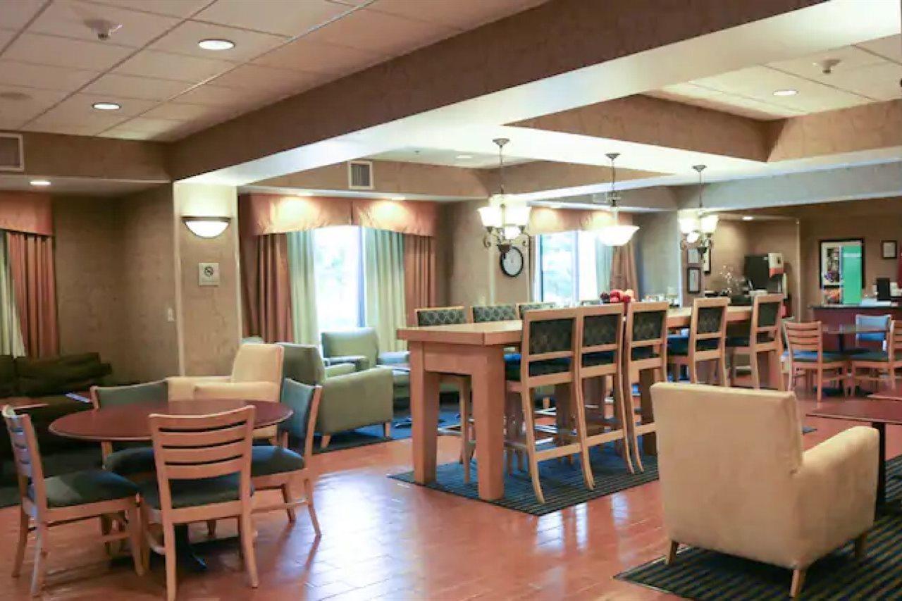 Hampton Inn Моргед Екстер'єр фото