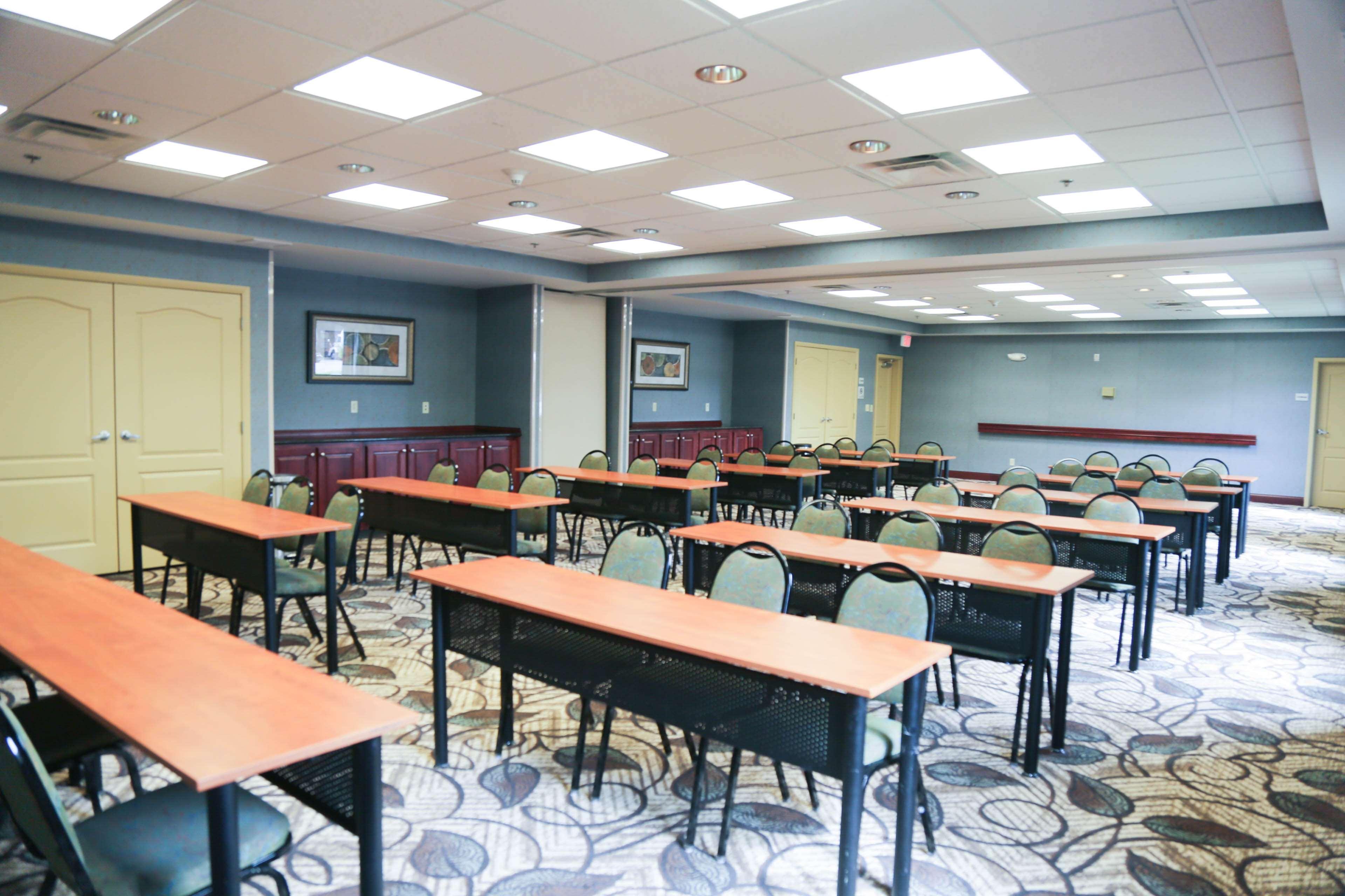 Hampton Inn Моргед Екстер'єр фото
