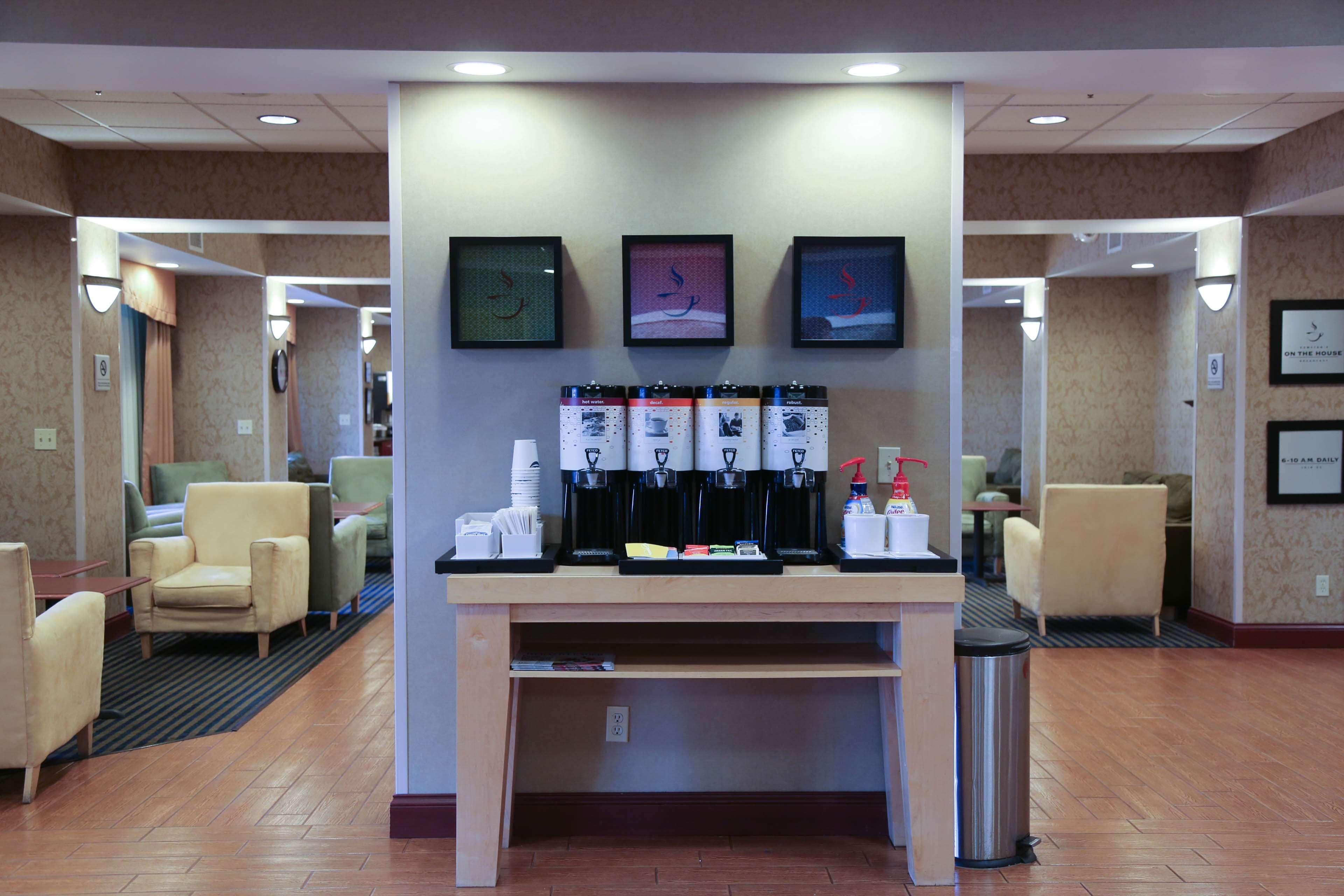 Hampton Inn Моргед Екстер'єр фото