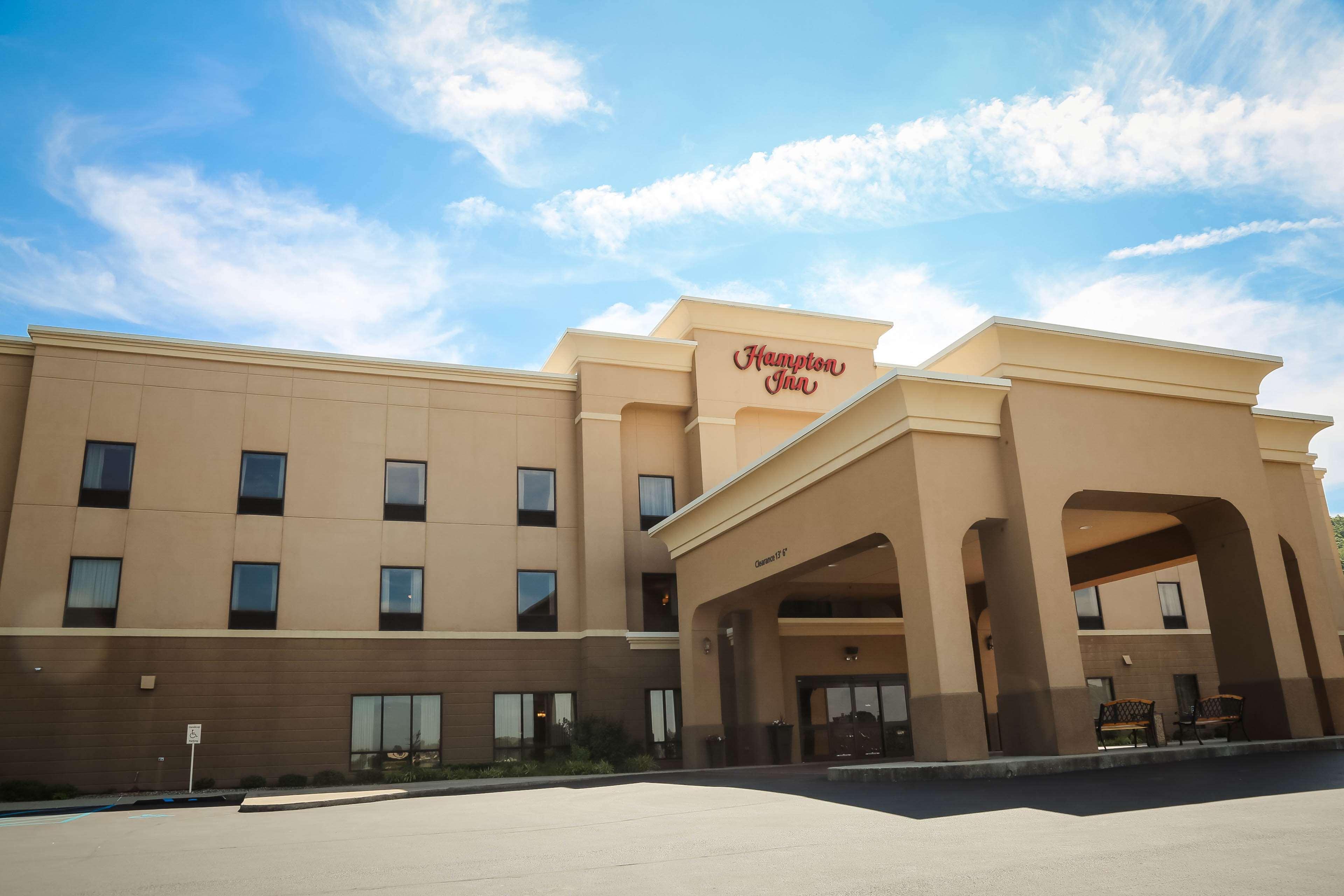 Hampton Inn Моргед Екстер'єр фото