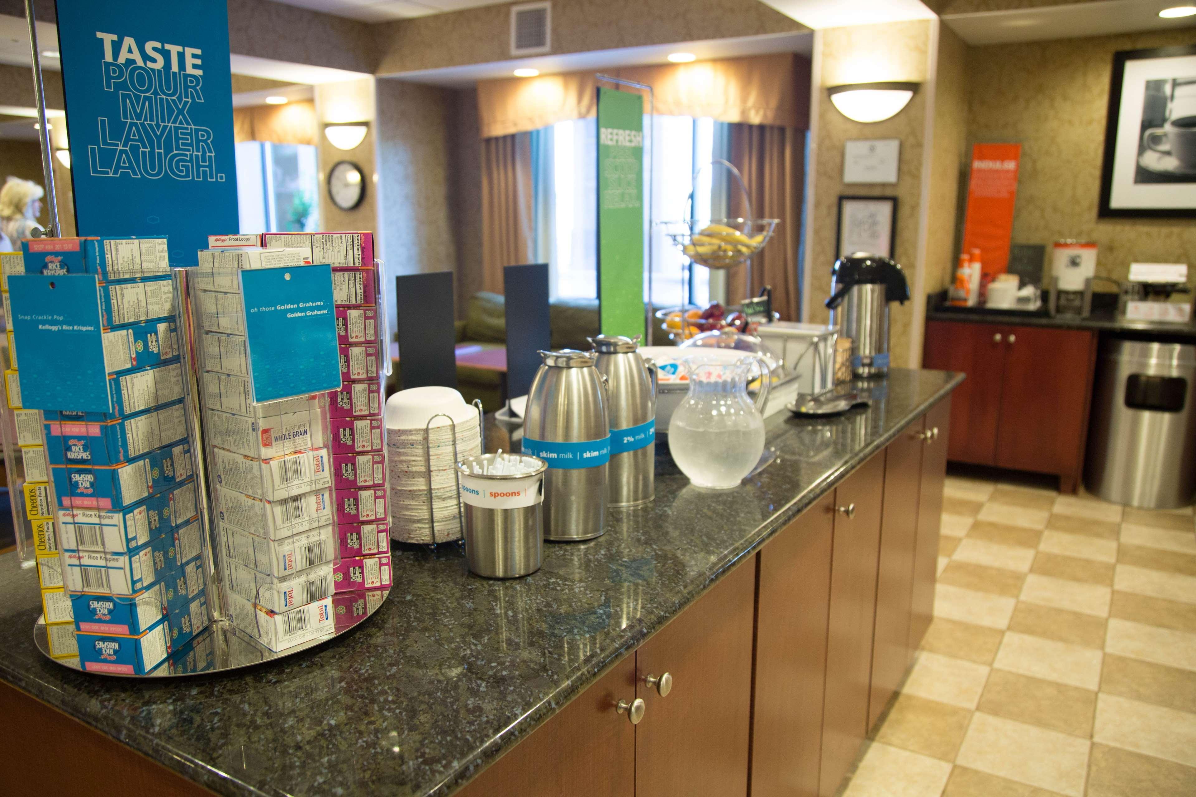Hampton Inn Моргед Екстер'єр фото