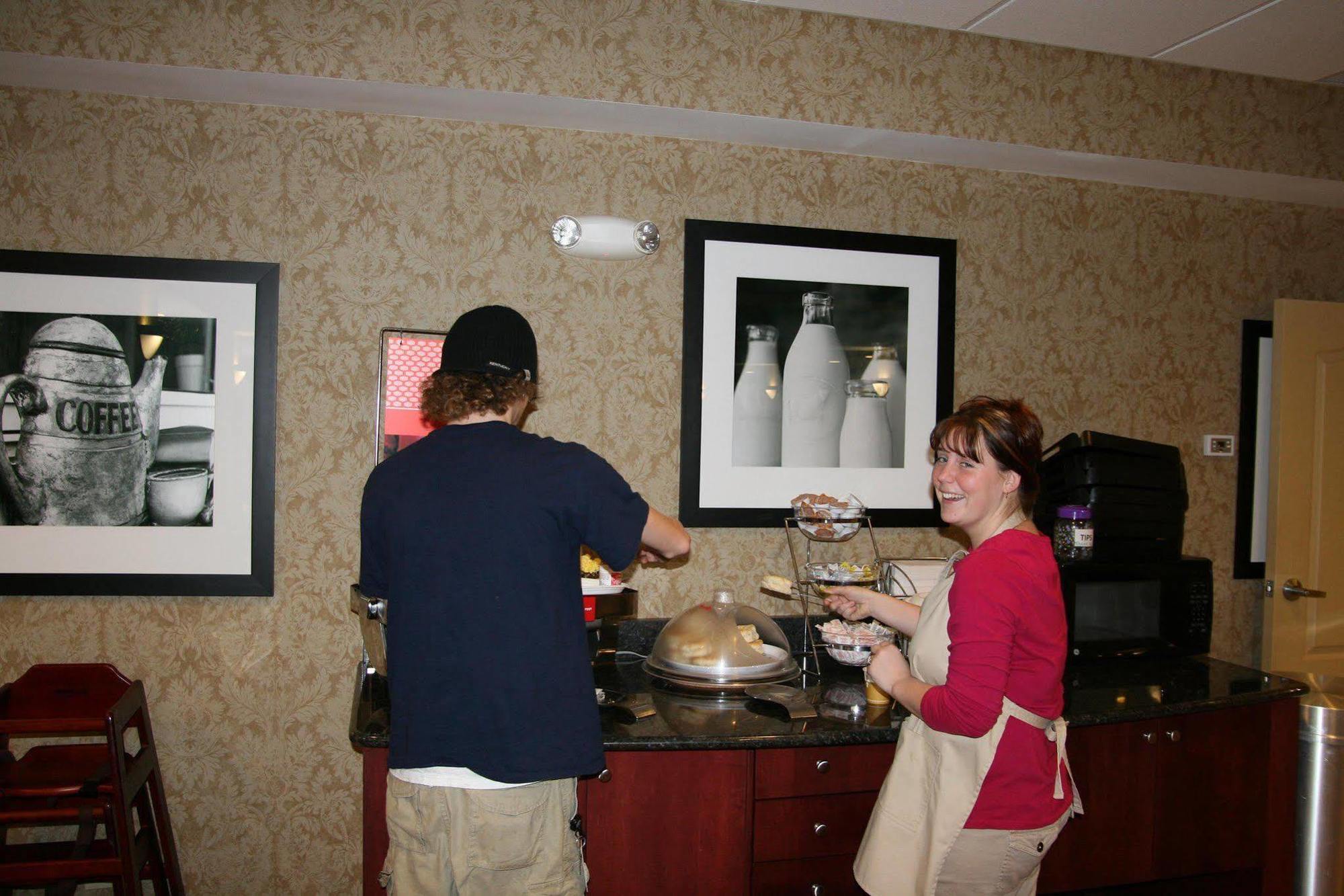 Hampton Inn Моргед Ресторан фото